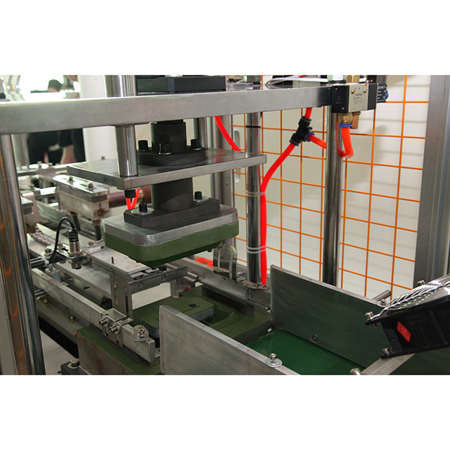 BJ-CHR 食(shi)品紙托(tuo)盒成型(xing)機